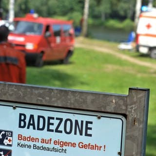 Nach einem Badeunfall suchen Feuerwehr und Rettungsdienst den See ab (Symbolbild). In Mengen (Kreis Sigmaringen) und Oberdigisheim (Zollernalbkreis) sind zwei Personen in Badeseen tödlich verunglückt.