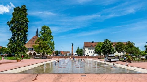 Die Wasserfontänen auf dem Marktplatz in Freudenstadt spenden Abkühlung