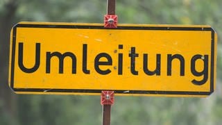 Ein Schild mit der Aufschrift "Umleitung". Ab Freitag wird fängt die Sanierung des Tunnels im Albstädter Stadtteil Laufen (Zollernalbkreis) an. Die B463 ist über Monate gesperrt.