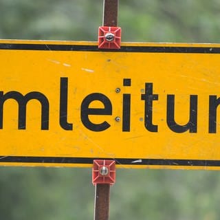 Ein Schild mit der Aufschrift "Umleitung". Ab Freitag wird fängt die Sanierung des Tunnels im Albstädter Stadtteil Laufen (Zollernalbkreis) an. Die B463 ist über Monate gesperrt.