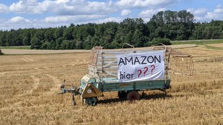 Beim Dorfhock in Bad Urach hängte Hermann Kiefer dieses Plakat wegen Amazon-Lager auf. Doch es kam schnell wieder weg. 