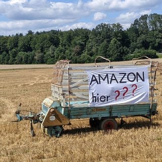 Beim Dorfhock in Bad Urach hängte Hermann Kiefer dieses Plakat wegen Amazon-Lager auf. Doch es kam schnell wieder weg. 