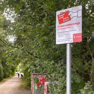 Schilder am Baggersee Hirschau mit der Aufschrift "Finger weg! Keine Fotos!" Sie sollen für mehr Sicherheit sorgen