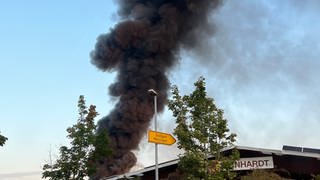 Die Rauchwolke bei dem Brand einer Lagerhalle in Reutlingen war bis zu 150 Meter hoch. Man hat sie kilometerweit gesehen.