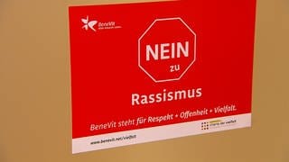 "Nein zu Rassismus" steht auf einem Schild in einem Haus von BeneVit in Burladingen.