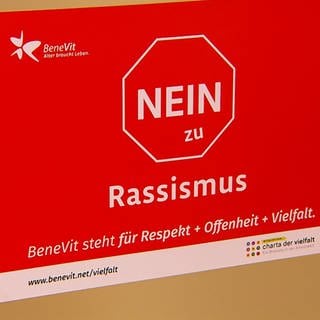 "Nein zu Rassismus" steht auf einem Schild in einem Haus von BeneVit in Burladingen.