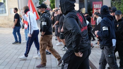 In Albstadt im Zollernalbkreis hat am Freitag der erste Christopher-Street-Day, kurz CSD, stattgefunden. Unter dem Motto „Nein zum Genderwahnsinn“ hat es eine Gegendemo von rechtsextremen Gruppierungen gegeben.