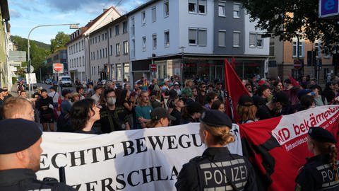 In Albstadt im Zollernalbkreis hat am Freitag der erste Christopher-Street-Day, kurz CSD, stattgefunden. Die Antifa protestiert gegen eine Gegendemo von rechtsextremen Gruppierungen.