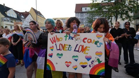 Eine Gruppe junger Menschen hält beim CSD in Albstadt ein Schild. In Albstadt im Zollernalbkreis hat am Freitag der erste Christopher-Street-Day, kurz CSD, stattgefunden.