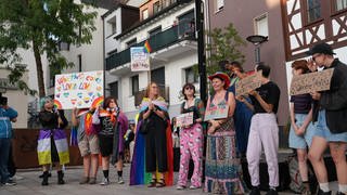 Eine Gruppe von Menschen auf dem CSD in Albstadt. Sie halten Schilder hoch und sind bunt angezogen. In Albstadt im Zollernalbkreis hat am Freitag der erste Christopher-Street-Day, kurz CSD, stattgefunden.