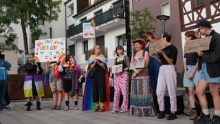 Eine Gruppe von Menschen auf dem CSD in Albstadt. Sie halten Schilder hoch und sind bunt angezogen. In Albstadt im Zollernalbkreis hat am Freitag der erste Christopher Street Day (CSD) stattgefunden.