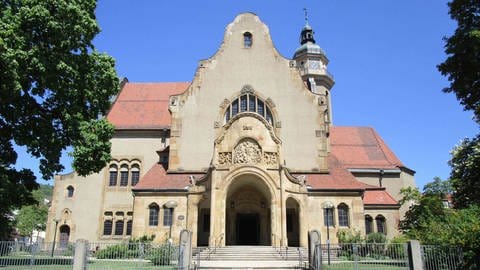 An der Martinskirche in Albstadt-Ebingen fällt von außen vor allem die imposante Jugendstil-Fassade auf. Am Tag des offenen Denkmals gibt es aber mehr zu entdecken. 