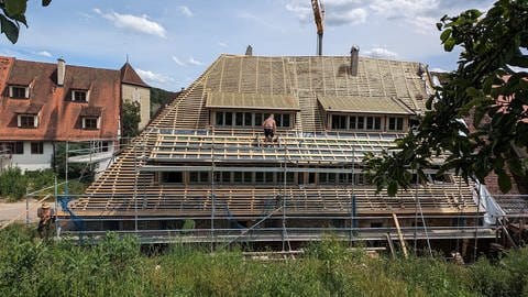 Bauarbeiten am Dach der alten Klosterscheune in Tübingen-Bebenhausen. Wie es darunter aussieht, kann man nur am Tag des offenen Denkmals sehen. 