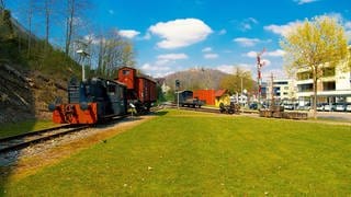 Auf Schienen stehen eine Lokomotive und mehrere Waggons. Am Tag des offenen Denkmals gibt es eine Führung in Nagold.