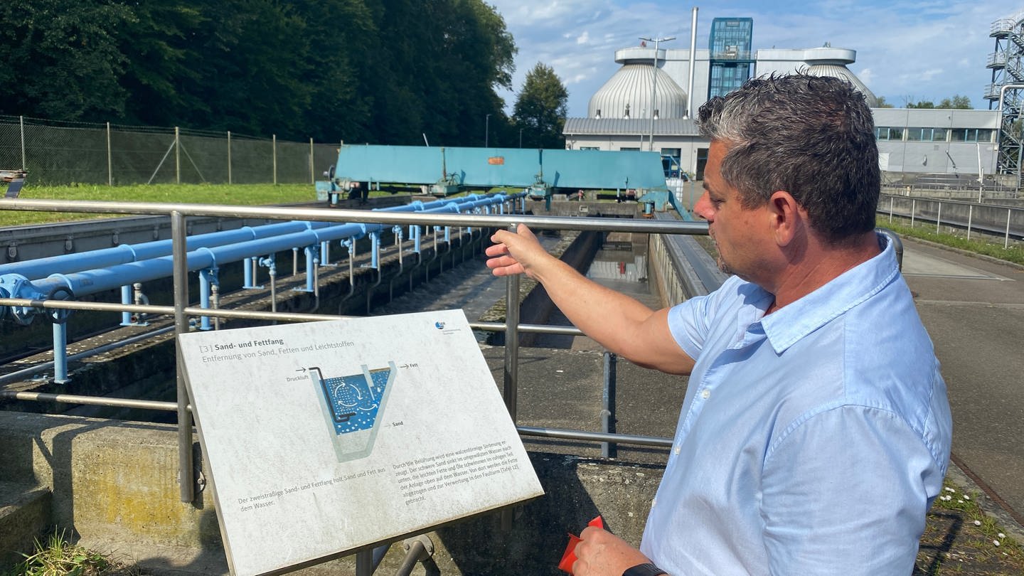 Mitarbeiter der Stadtentwässerung Reutlingen erklärt eine Station der Kläranlage.