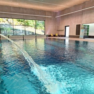 Das neue Hallenbad in Münsingen wird mit Quellwasser betrieben - das Filtersystem kann bis zu 250.000 Liter Wasser pro Stunde umwälzen.