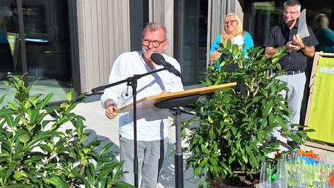 Bürgermeister Münzing bei der Hallenbaderöffnung