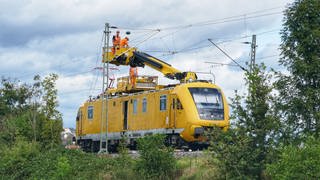 Ein Schaden an der Oberleitung bei Bempflingen muss repariert werden. Deshalb fallen zwischen Tübingen und Stuttgart Züge aus oder haben Verspätung.  