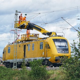 Ein Schaden an der Oberleitung bei Bempflingen muss repariert werden. Deshalb fallen zwischen Tübingen und Stuttgart Züge aus oder haben Verspätung.  