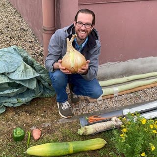 Rolf Böhland aus Emmingen-Liptingen präsentiert sein Riesengemüse. Mit der Zwiebel hat er einen Rekord geknackt.