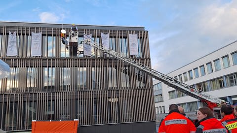 Die Feuerwehr Tuttlingen holt einen Mann vom Dach des Amtsgerichts, nachdem er sich dort abgeseilt und Plakate aufgehängt hat. 