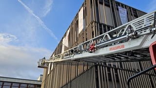 Die Feuerwehr Tuttlingen holt einen Mann vom Dach des Amtsgerichts, nachdem er sich dort abgeseilt und Plakate aufgehängt hat. 