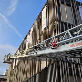 Die Feuerwehr Tuttlingen holt einen Mann vom Dach des Amtsgerichts, nachdem er sich dort abgeseilt und Plakate aufgehängt hat. 