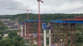 Teile der Hochbrücke bei Horb, die schon aufgebaut sind. Krane im Hintergrund.