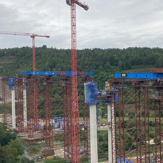 Teile der Hochbrücke bei Horb, die schon aufgebaut sind. Krane im Hintergrund.