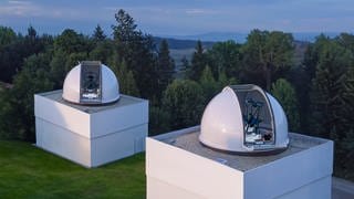 Die Teleskope sollen Ende 2025 auf dem Truppenübungsplatz in Meßstetten (Zollernalbkreis) stehen. Sie sind Teil des eines neuen Systems zur Weltraumüberwachung.