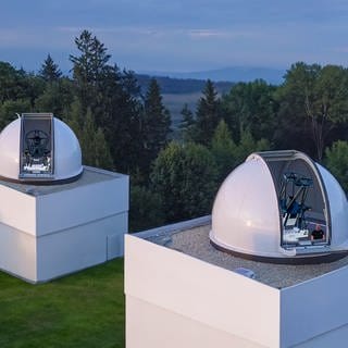 Die Teleskope sollen Ende 2025 auf dem Truppenübungsplatz in Meßstetten (Zollernalbkreis) stehen. Sie sind Teil des eines neuen Systems zur Weltraumüberwachung.