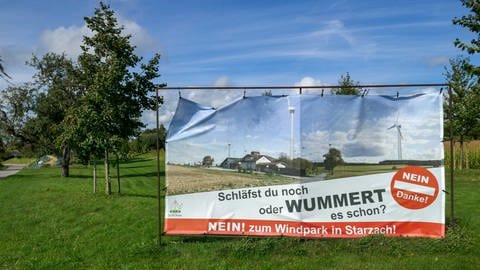 Protestplakat zum geplanten Bau vom Windpark in Strazach