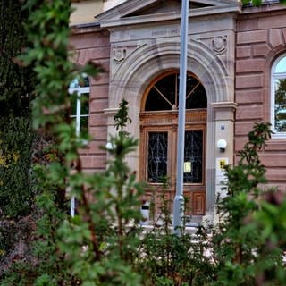 Das Landgericht Hechingen von außen. Ein Mann muss sich dort wegen des Verdachts auf schweren Bandendiebstahls verantworten. Er soll mit einer Bande Geldautomaten geknackt haben.