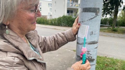 Gehäkeltes Würmchen hängt an einer Laterne