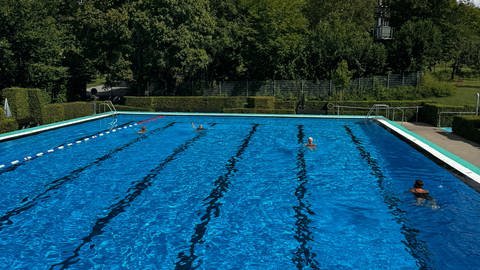 Das Freibad in Ammerbuch wirbt mit dem leeren Becken bei ungemütlichem Wetter