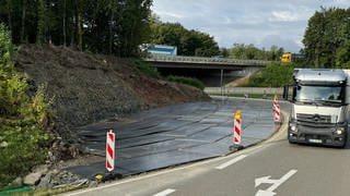 Eine Straße im Kreis Freudenstadt wurde für den Schwertransport verbreitert, hier in einer Kurve.