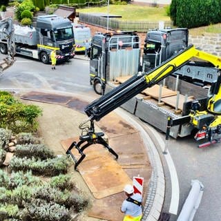 Ein Kreisverkehr wird so umgebaut, dass Schwertransporter darüber fahren können.