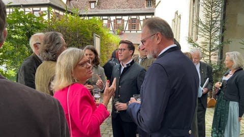 Manuel Hagel, CDU-Landesvorsitzender, und weitere Festgäste beim 100-jährigen Jubiläum der Kreisjägervereinigung in Tübingen-Bebenhausen