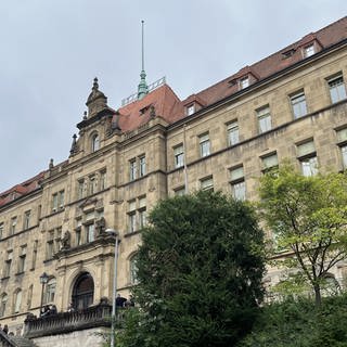 Am Landgericht Tübingen hat ein Berufungsverfahren gegen einen 33 Jahre alten Mann begonnen. Er soll vergangenes Jahr am Tübinger Bahnhof einen Polizisten auf die Gleise gestoßen und einen weiteren gebissen haben.