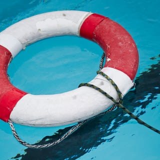 Ein rettungsring ist auf dem Wasser zu sehen. Ein fünfjähriges Mädchen ist nach einem Badeunfall im Badkap Erlebnisbad in Albstadt gestorben. 