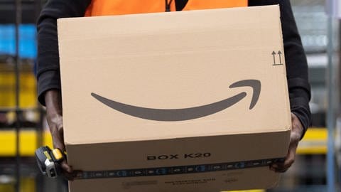 Amazon-Paket in einem Verteilerzentrum