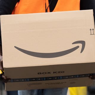 Amazon-Paket in einem Verteilerzentrum