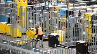 Mitarbeiter von Amazon in einem Verteilzentrum