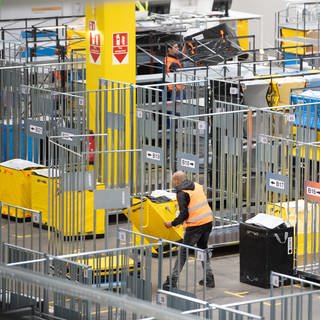 Mitarbeiter von Amazon in einem Verteilzentrum