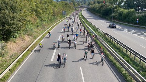 Ein ungewohntes Bild: Weit über 1000 Fahrradfahrer auf der Bundesstraße 28