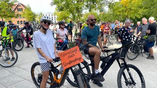 Die Teilnehmer der Fahrraddemo freuen sich auf die besondere Tour 