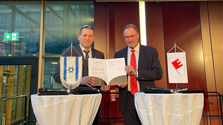 Tübinger Landrat Joachim Walter (CDU) zusammen mit Ratsvorsitzendem vom Kreis Hof HaCarmel Asif Izak mit der unterzeichneten Partnerschaftsurkunde.