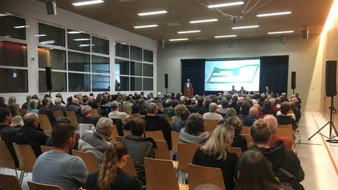 200 Menschen in Bürgerversammlung in Wittlingen zum geplanten Amazon Logistikzentrum