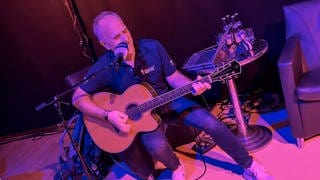 Bei der SWR-Veranstaltung "Live auf dem Österberg" hat Wetterreporter Harry Röhrle zur Gitarre gegriffen. Sein großes Hobby ist Musik.