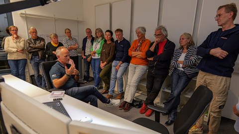 Wetterreporter Harry Röhrle mit Zuschauern bei der SWR-Veranstaltung "Live auf dem Österberg" in einem Schnittraum.